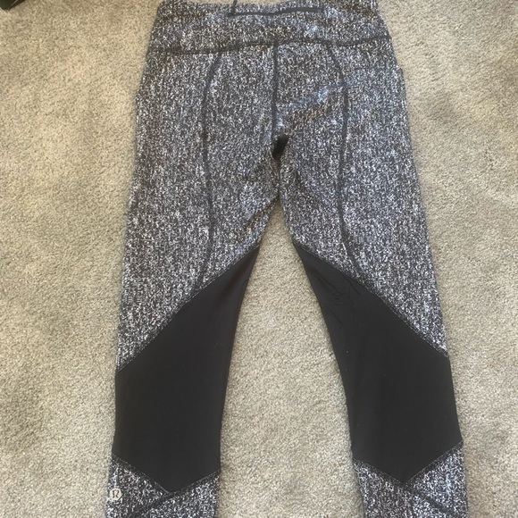 Lululemon crops - Picture 3 of 5